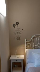 - une chambre avec un lit avec une tête de lit et une table dans l'établissement Casa Monchieri, à Marone