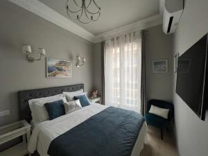 um quarto com uma cama grande e uma janela em D’AZUR-35 em Nice