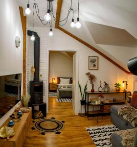 sala de estar con sofá y chimenea en Old Town Loft Apartments, en Kamianets-Podilskyi