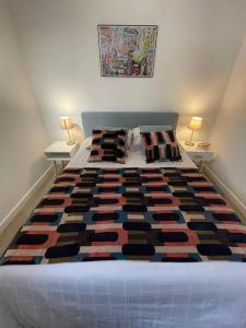 ein großes Bett in einem Schlafzimmer mit zwei Lampen in der Unterkunft Très bel appartement, port Sanary, in Sanary-sur-Mer