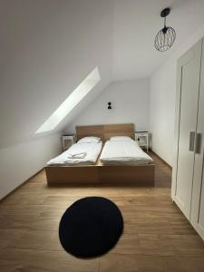 Łóżko lub łóżka w pokoju w obiekcie Apartamenty na Blichu - Noclegi Energylandia Zator