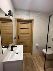 Łazienka w obiekcie Apartamenty na Blichu - Noclegi Energylandia Zator