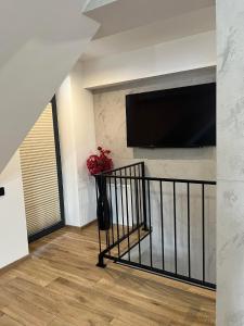 Telewizja i/lub zestaw kina domowego w obiekcie Apartamenty na Blichu - Noclegi Energylandia Zator