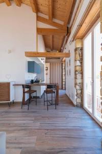 a kitchen and dining room with a table and chairs at L'alba di ortigia a due passi dal mare in Siracusa