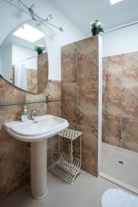 プラヤ・ブランカにあるMaiteren Etxeaのバスルーム(シンク、鏡付きシャワー付)