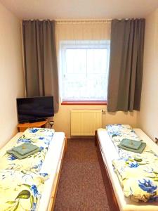 Postel nebo postele na pokoji v ubytování P&P Jičín Apartments - soukromé 2-3 lůžkové pokoje s vlastní kuchyní a koupelnou