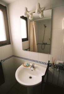 Sant Llorenç de la Muga的住宿－Hostal de l'Aigua，一间带水槽和镜子的浴室