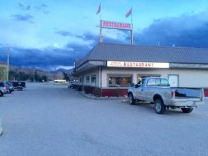 a truck parked in front of a fast food restaurant at Barriere Motor Inn-BMI in Barrière