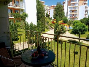 - une table avec un bol de fruits sur le balcon dans l'établissement Family Apartament Crown Pool&Sea - BastetBS, à Sveti Vlas