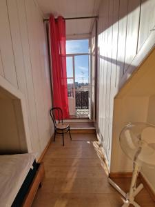um quarto com uma janela, uma cadeira e uma mesa em Alojamento Local Private Accommodation em Lisboa