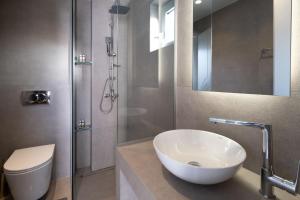 モコロスにあるMochlos Blueのバスルーム(洗面台、トイレ、シャワー付)
