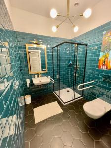 een badkamer met een douche, een toilet en een wastafel bij Apartamenty Green in Stargard