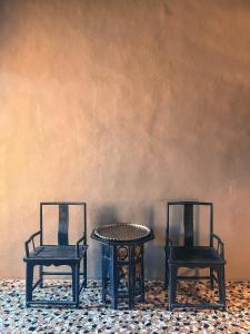 two chairs and a table in front of a wall at Palazzo del Settecento in Ravenna