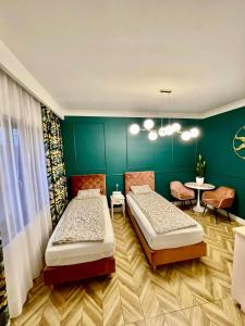 pokój z dwoma łóżkami i stołem w obiekcie Apartamenty Green w mieście Stargard