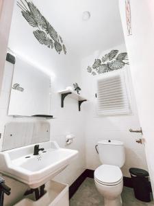 uma casa de banho branca com um lavatório e um WC em El Segon Pis em Berga