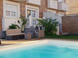 a swimming pool in front of a house at Chalet Villa Maria a 10 minutos de Puy du Fou in Burguillos de Toledo