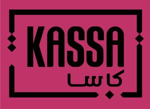 Une place rose avec les mots kissa luks dans l'établissement Kassa Boutique Hotel, à Bethléem