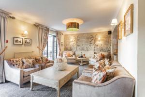 The Manor Coastal Hotel & Inn, Blakeney - The Coaching Inn Group的休息区