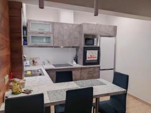 A kitchen or kitchenette at House 4-you