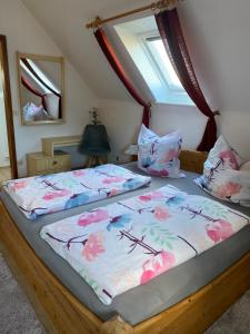 Un dormitorio con una cama con flores. en Ostsee Appartement Grömitz - Haus Ihlow en Grömitz