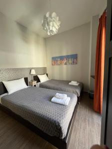 - une chambre avec 2 lits et un lustre dans l'établissement Marlera Corfu Old Town Apt, à Corfou