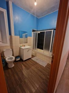 Baño azul con aseo y lavamanos en Alojamento Local Private Accommodation, en Lisboa