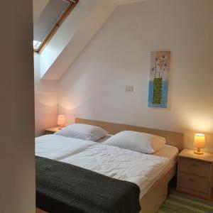 Postel nebo postele na pokoji v ubytování Apartments Rombon