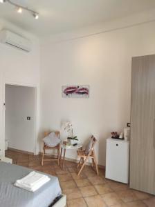 - une chambre avec un lit, une table et une chaise dans l'établissement Affittacamere “La spezia “, à La Spezia