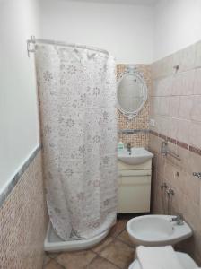 La salle de bains est pourvue d'un rideau de douche et d'un lavabo. dans l'établissement Affittacamere “La spezia “, à La Spezia