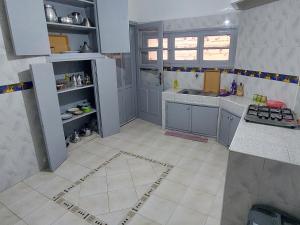 eine Küche, die umgebaut wird in der Unterkunft Appartement Hamria Meknes BT in Meknès