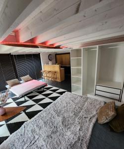 1 dormitorio con 1 cama y 1 dormitorio con mesa en Tomorrowland loft poolhouse with pool en Willebroek