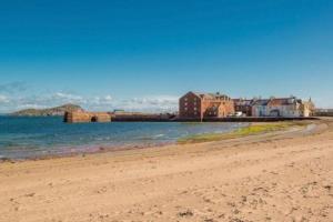 a view of the beach from the shoreline at The Beach Pad North Berwick in North Berwick