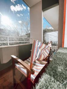 mecedora sentada en un balcón con vistas en El Segon Pis, en Berga