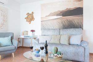 sala de estar con sofá azul y mesa de cristal en Villa Congrio, en Las Negras
