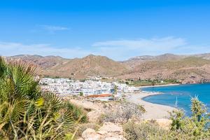 a view of a beach with buildings and the ocean at Villa Congrio in Las Negras