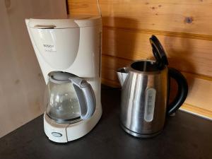 een koffiezetapparaat en een blender op een aanrecht bij d'Alde Pastorije in Hornsterzwaag