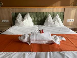 Ein Bett oder Betten in einem Zimmer der Unterkunft Várfal Wellness Panzió