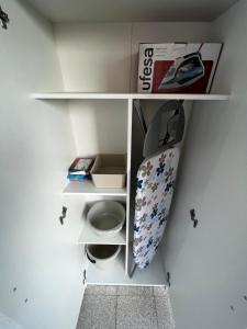 Palanda nebo palandy na pokoji v ubytování Apartamento a 3 minutos de la playa