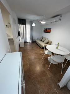 a living room with a couch and a table and chairs at Apartamento a 3 minutos de la playa in Salou