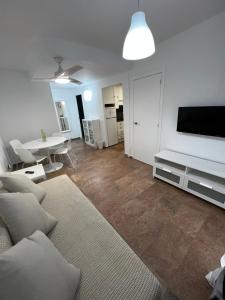 TV a/nebo společenská místnost v ubytování Apartamento a 3 minutos de la playa
