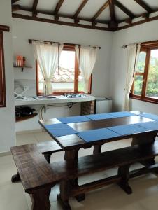 una cucina con un tavolo di legno in una stanza di Caba-glamping La Fortuna de Luna a Villa de Leyva