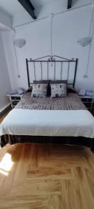 a large bed in a room with a wooden floor at ATICO Loli in Berga