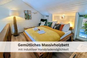 1 dormitorio con 1 cama grande con manta amarilla en Black Forest Stay - Apartment Hirschperle en Sasbachwalden