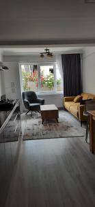 ein Wohnzimmer mit einem Bett und einem Tisch in der Unterkunft Z&B HOME in Nevşehir