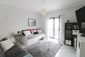 - un salon blanc avec un canapé et une table dans l'établissement Mar Azul, à Praia da Barra