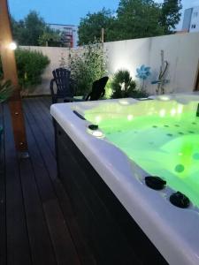 A piscina localizada em Jolie maison de ville 4 chambres avec jacuzzi ou nos arredores