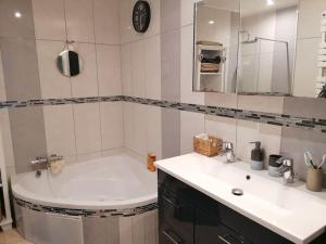 Um banheiro em Jolie maison de ville 4 chambres avec jacuzzi