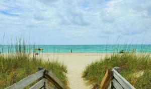 einen Sandstrand mit Meerblick in der Unterkunft Lee's Myrtle Beach Condo in Myrtle Beach