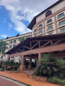 un grand bâtiment avec une cour en face dans l'établissement Flat Hotel Pedra Azul, à Pedra Azul