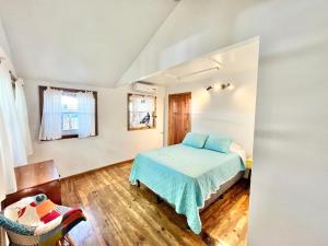 Una cama o camas en una habitación de Seabreeze Inn